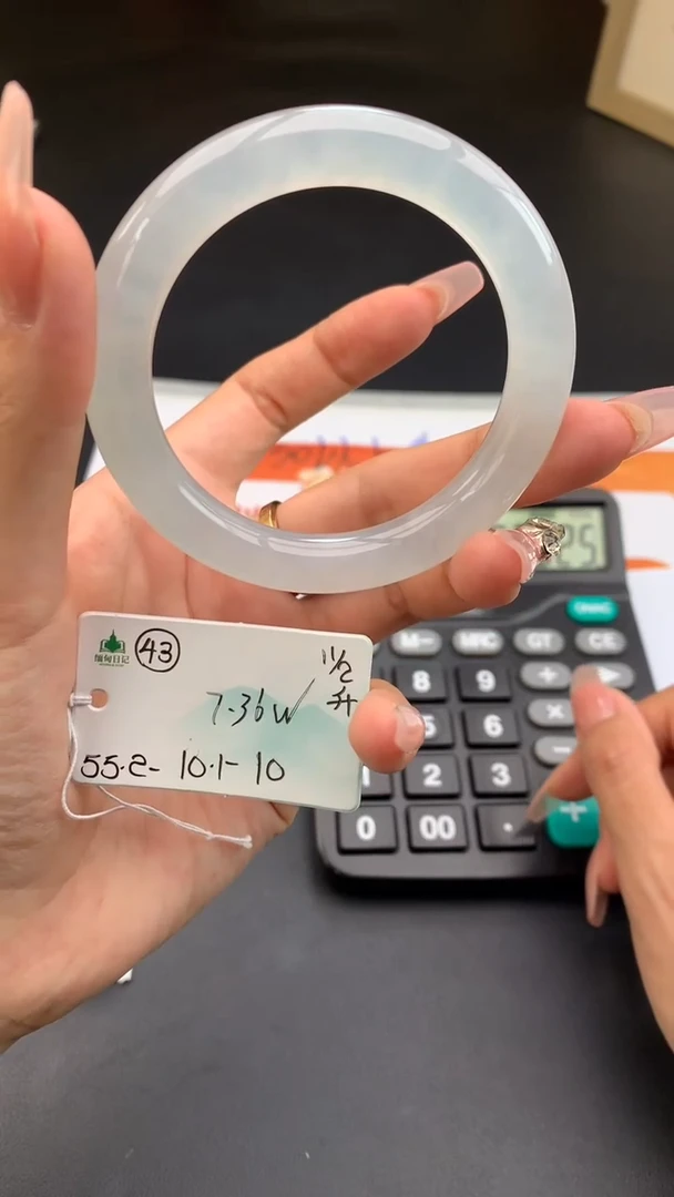 【闪购商品】翡翠手镯未镶嵌 #情人节#送礼，下单联系客服核对地址~