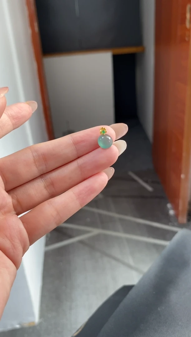 颈饰18K金镶嵌翡翠吊坠