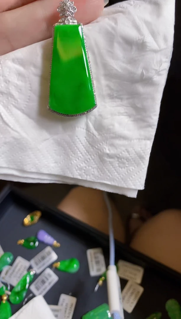 翡翠18K金镶嵌颈饰无事牌