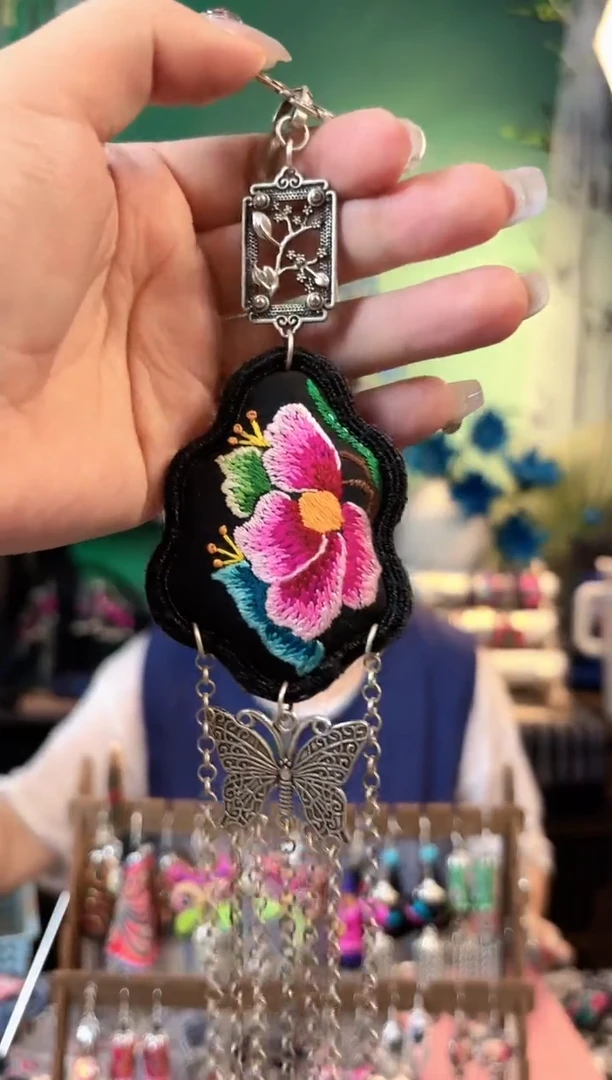 织绣彩云南阁非遗老绣饰品692