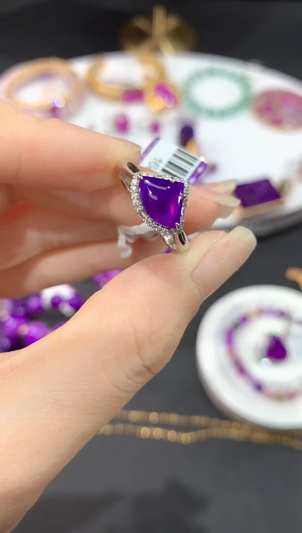 18K金镶嵌苏纪石（舒俱来）.戒指