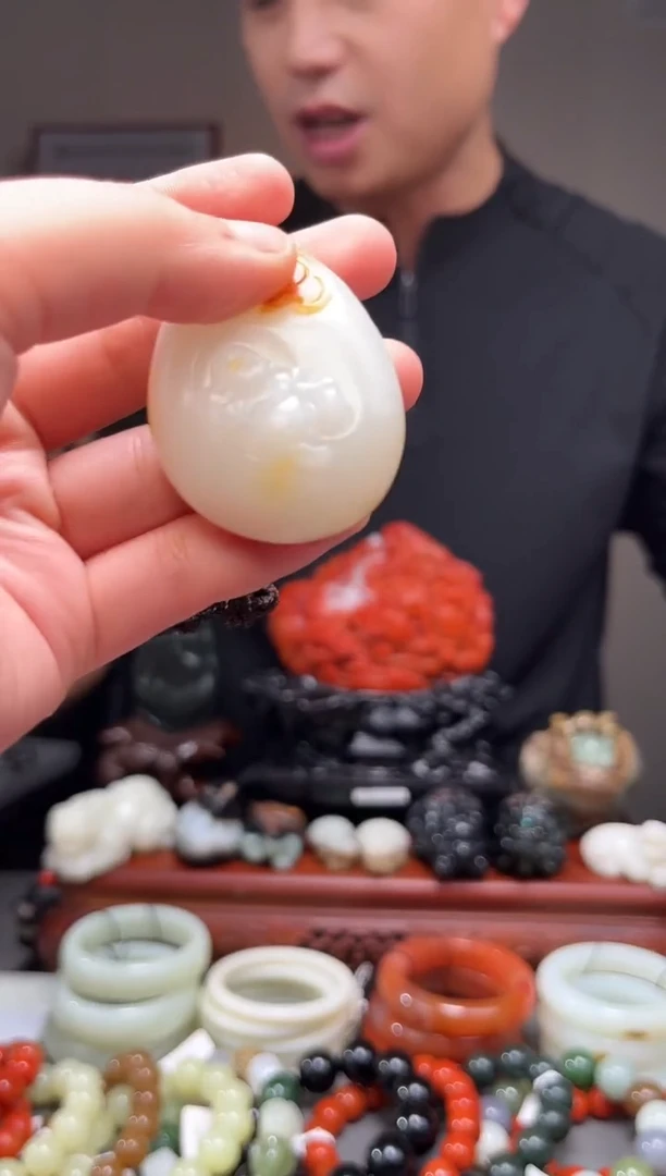 颈饰未镶嵌和田玉吊坠