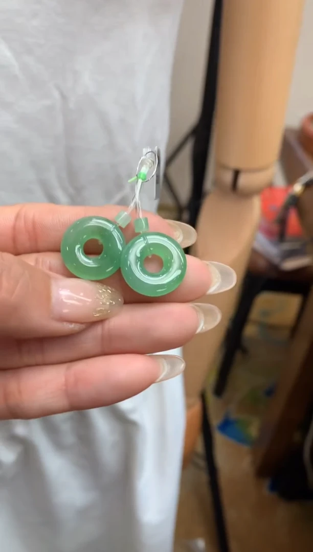 【闪购商品】翡翠颈饰未镶嵌甜甜圈一对