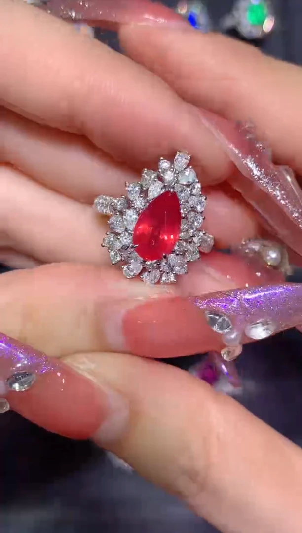 18K金镶嵌戒指尖晶石2.01CT
