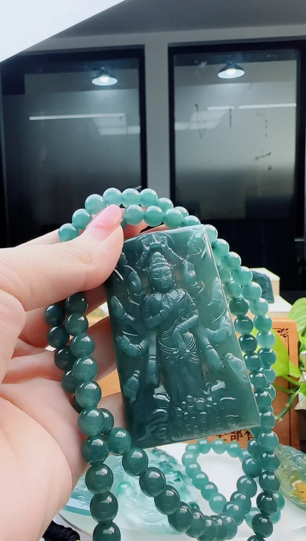 翡翠未镶嵌颈饰多样性发货其中一件