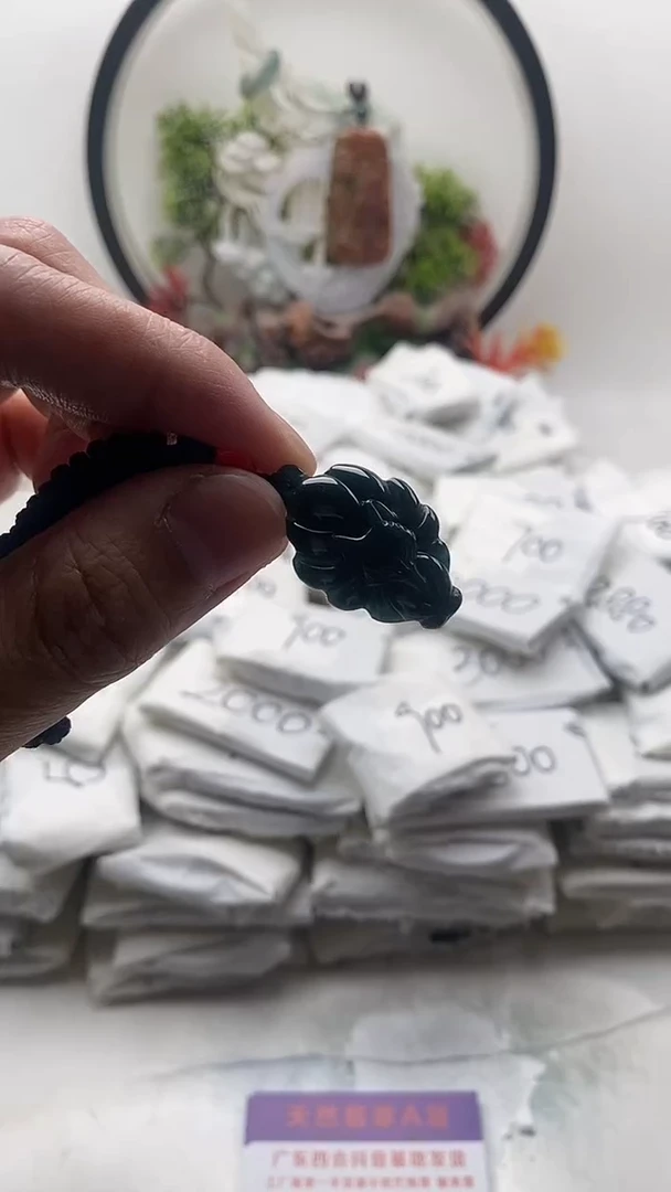 颈饰未镶嵌翡翠九尾狐