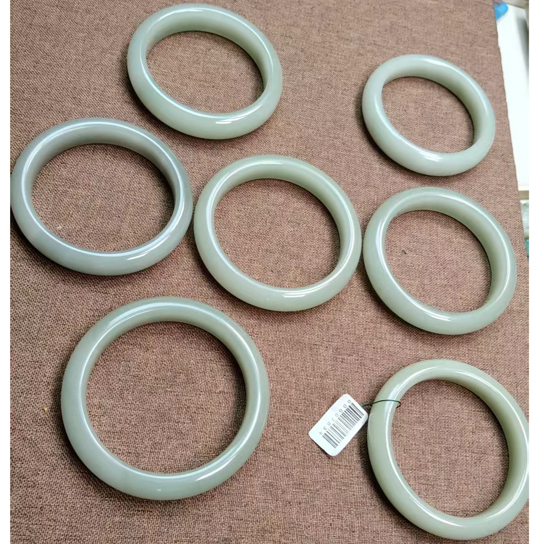 天然石英质玉佘太翠手镯多样性发一