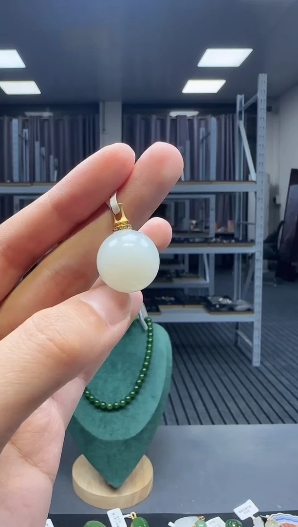 18K金镶嵌和田玉挂件1