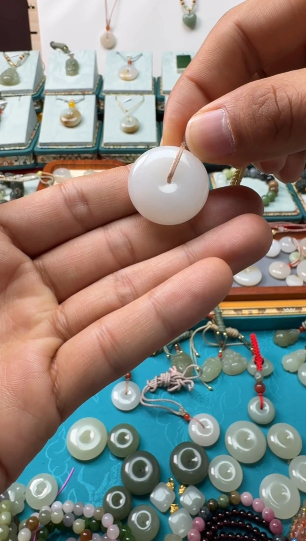 【闪购商品】和田玉车配饰未镶嵌平安扣