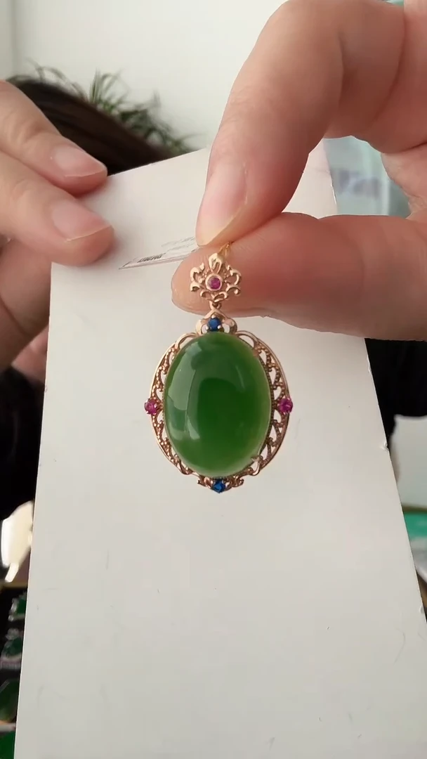 颈饰18K金镶嵌和田玉荣倩