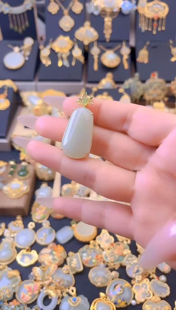 和田玉银S925镀金镶嵌颈饰蝴蝶无事牌吊坠