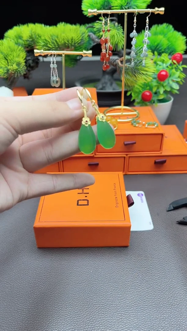 石英质玉（非洲翠）银S925镶嵌耳饰非洲翠水滴