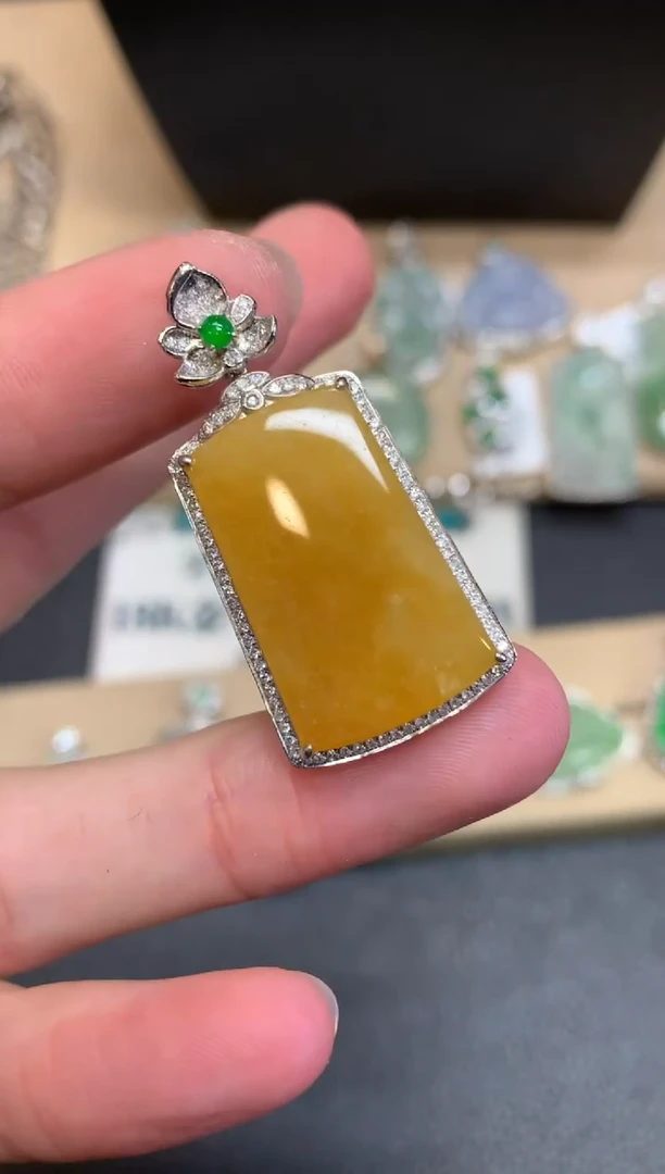 【闪购商品】翡翠颈饰18K金镶嵌无事牌【无服务费】