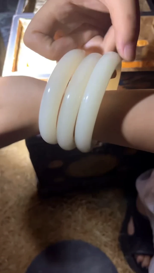 和田玉手镯未镶嵌羊油白圆条一只