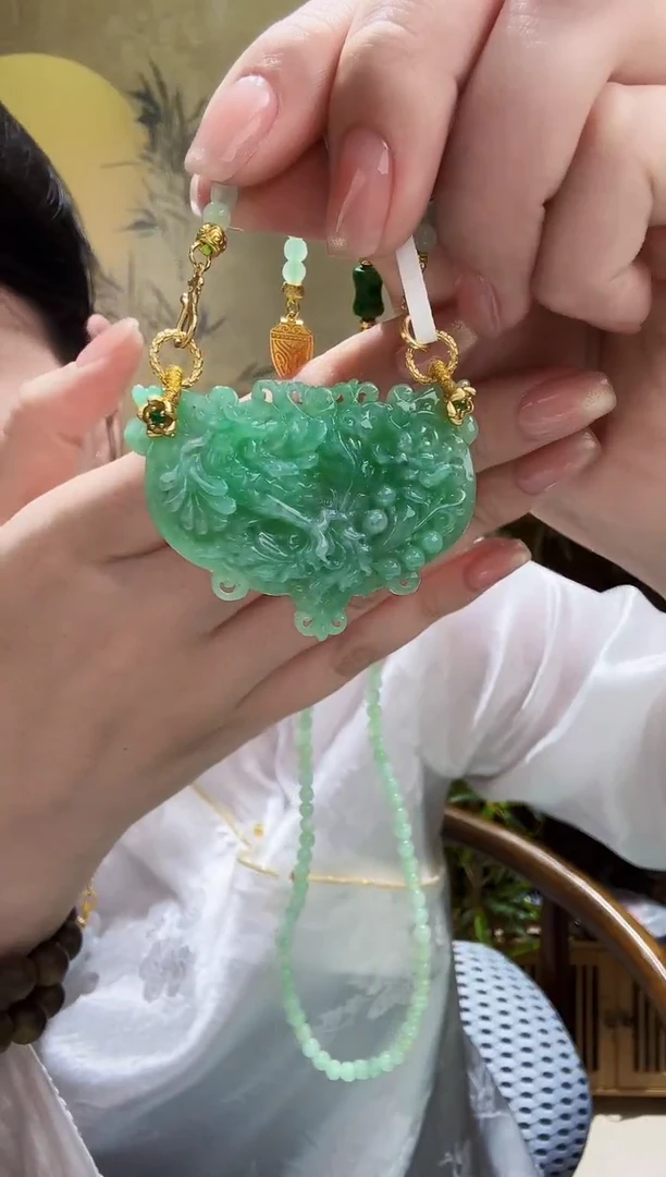 颈饰未镶嵌翡翠吊坠