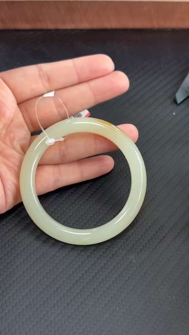 和田玉手镯未镶嵌且末金山微色差53+手镯m