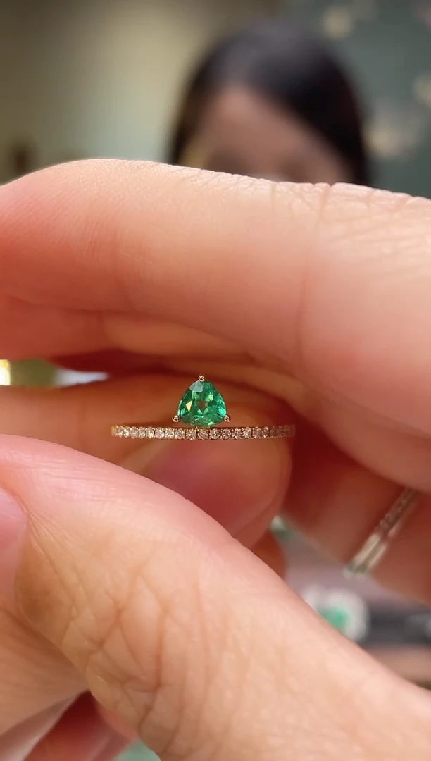18K金镶嵌戒指祖母绿斯瓦特主石：0.28ct