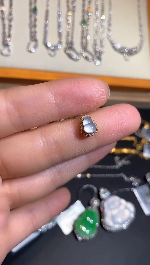 颈饰18K金镶嵌翡翠甜***5吊坠