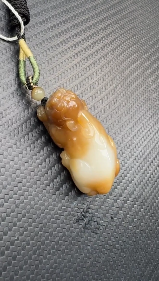 吊坠(不含链)未镶嵌和田玉且末微色差金山糖白貔貅