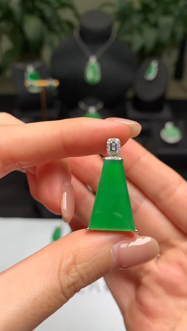 颈饰18K金镶嵌翡翠无事牌