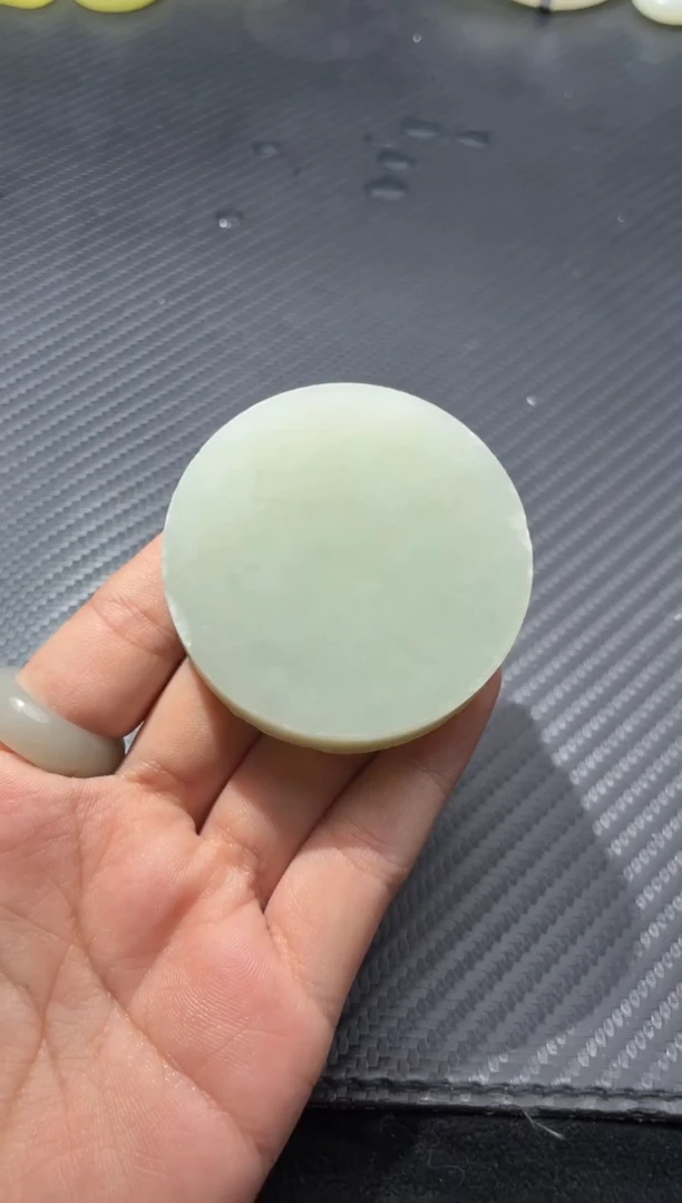 未镶嵌和田玉珠宝半成品且末镯心微色差 约82g（未打磨抛光）