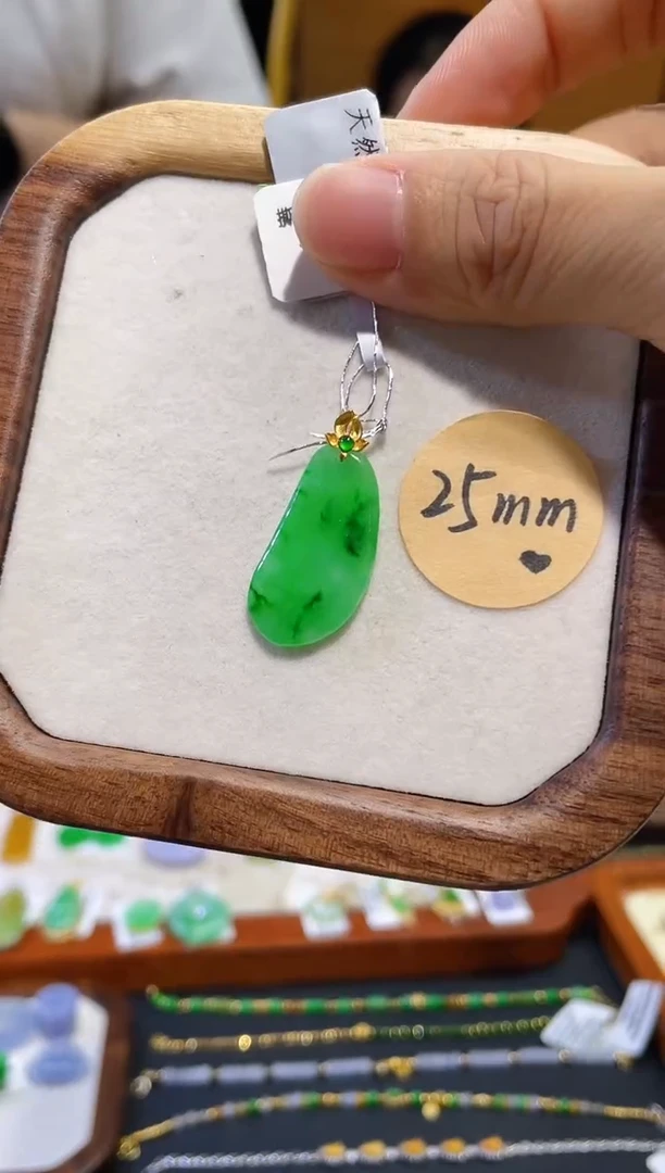 颈饰18K金镶嵌翡翠福瓜
