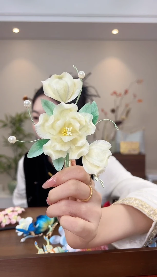 刺绣黄色绒花大边夹