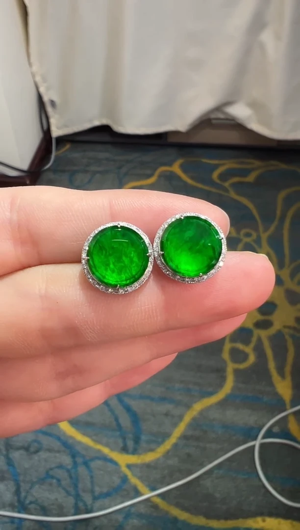 翡翠18K金镶嵌耳钉X*u高冰辣阳绿圆牌耳钉