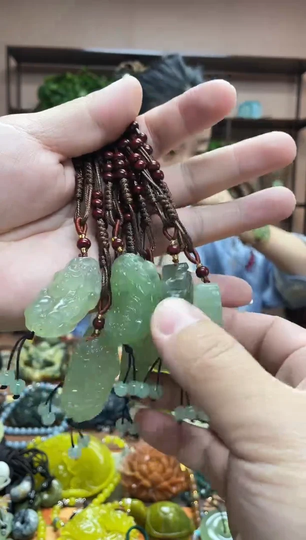 未镶嵌岫玉吊坠多样性发货发其中之一