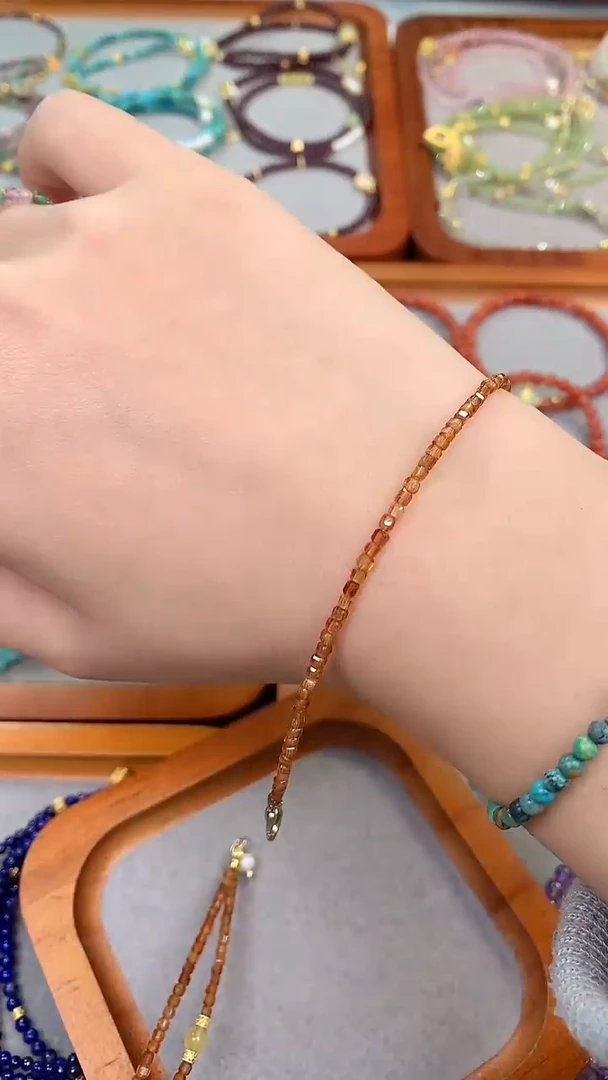 【闪购商品】石榴石手链银S925镶嵌搭配蝴蝶小提溜隔珠芬达石榴石