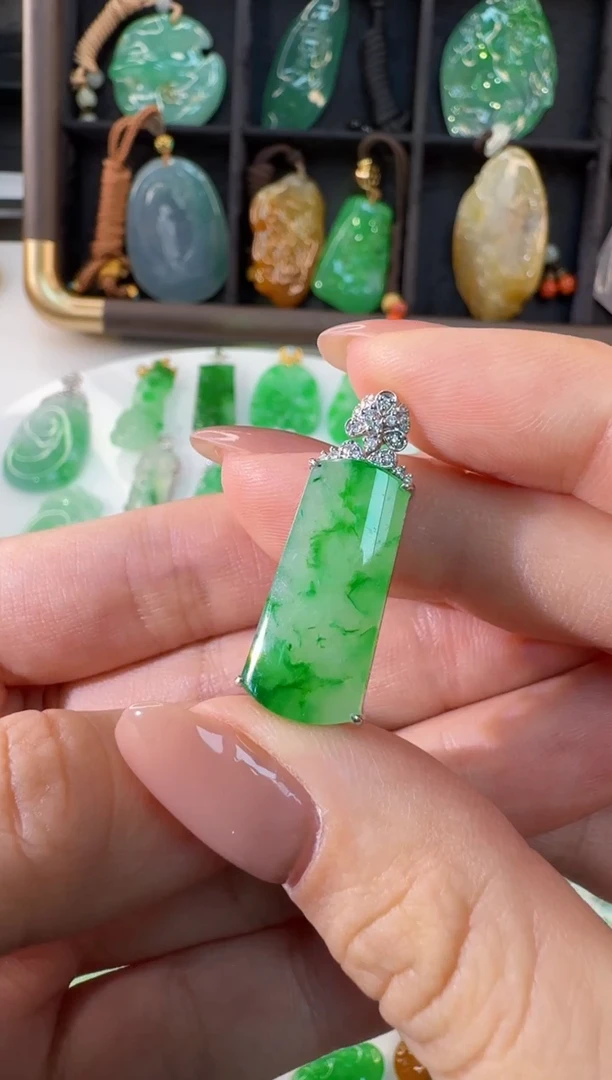 颈饰18K金镶嵌翡翠缅甸A货翡翠