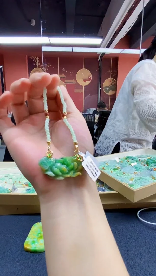 颈饰未镶嵌翡翠吊坠