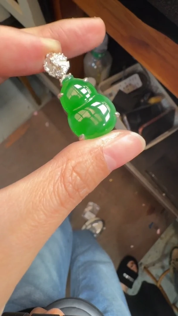 未镶嵌定制翡翠翡翠A货有轻微色差属于正常现象，吊坠多样性发货1