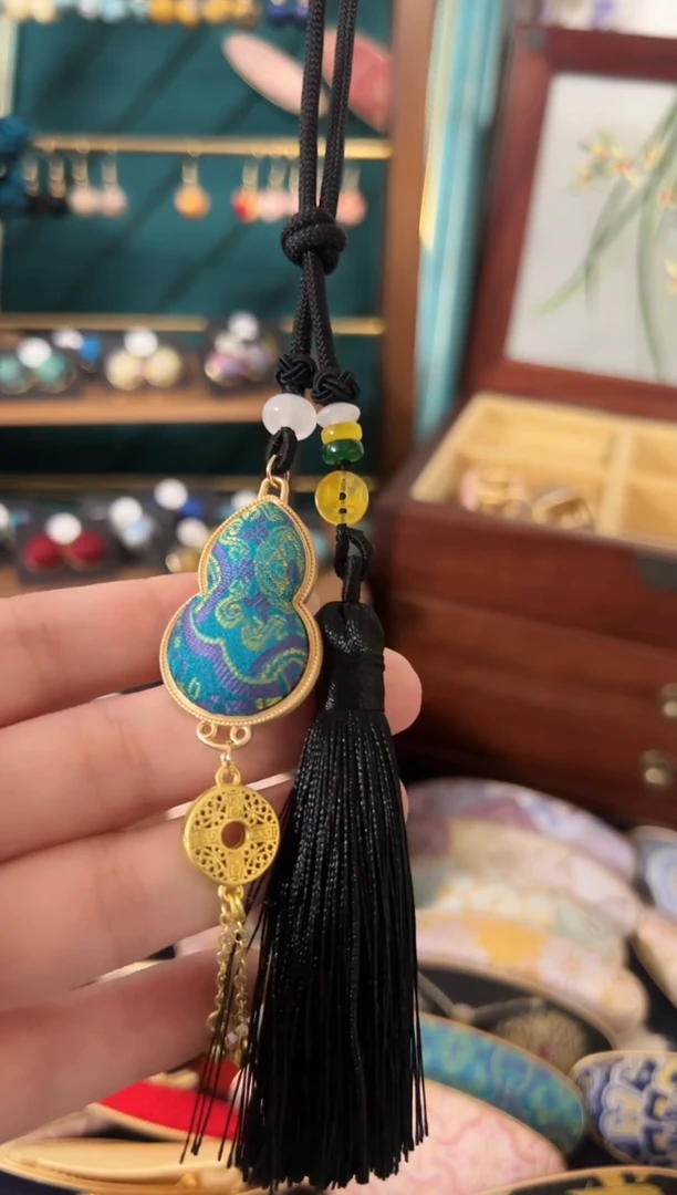 【闪购商品】【年后预售】铜翡金包挂流苏挂件随机花位