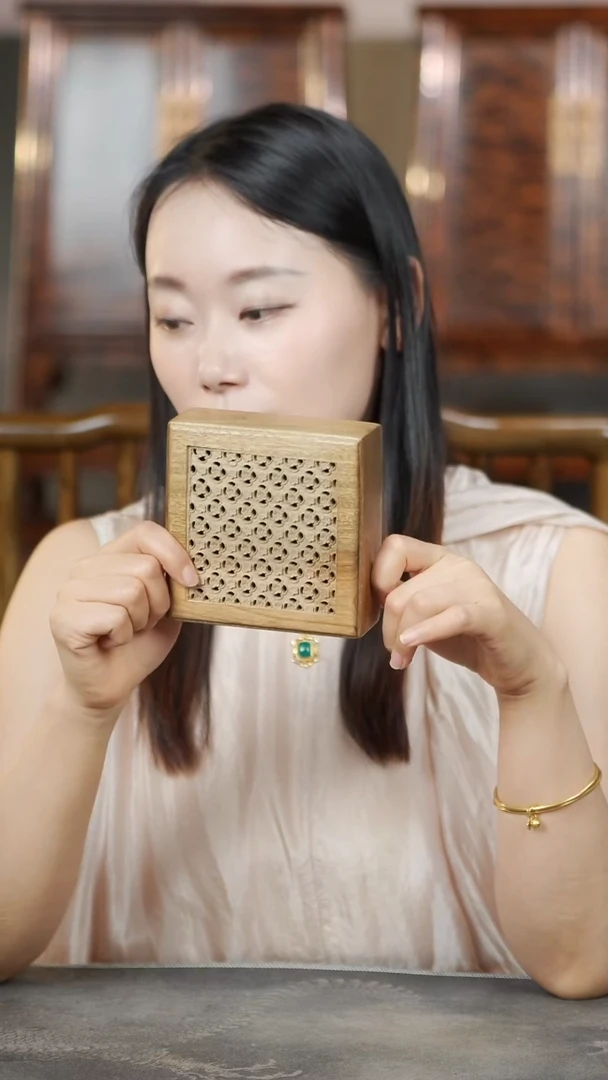 金丝楠拆房老料梅花方形香盒