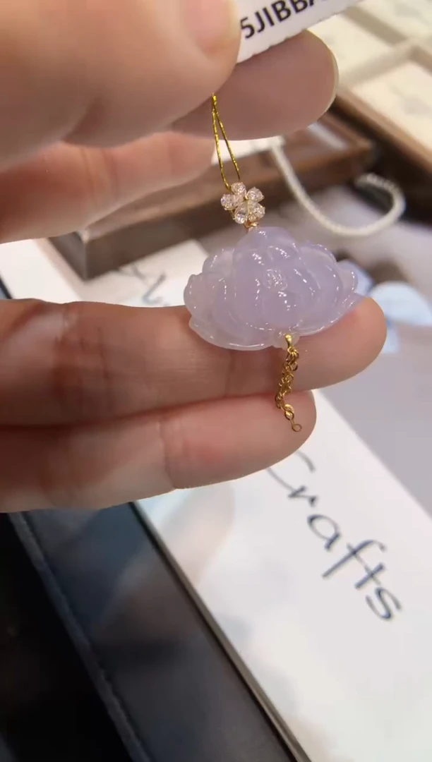 颈饰18K金镶嵌翡翠莲花