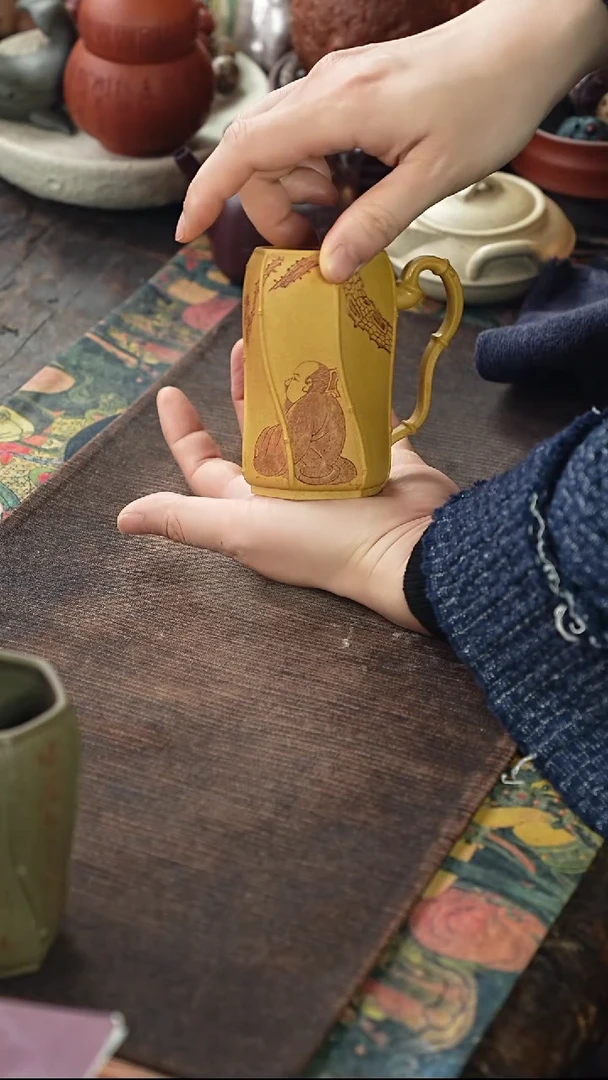 黄金段刻绘松志存高远紫砂手把杯