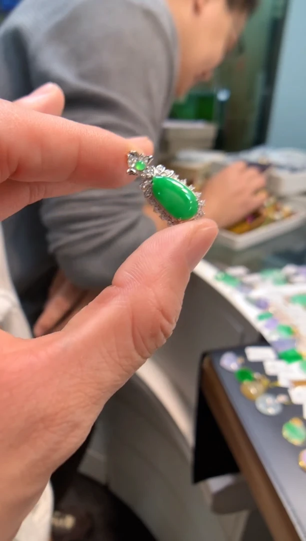 颈饰18K金镶嵌翡翠福瓜