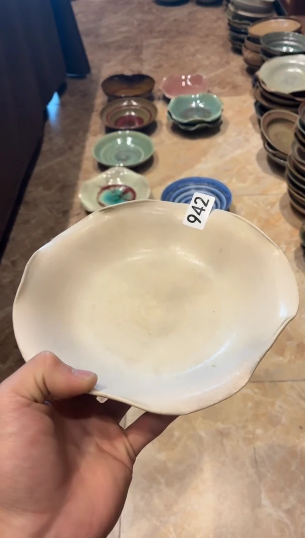 瓷片拿**糖942微瑕，月白手工荷叶盘1个