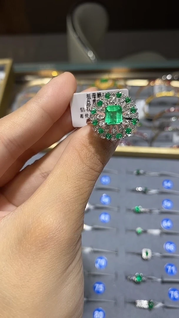 18K金镶嵌戒指祖母绿