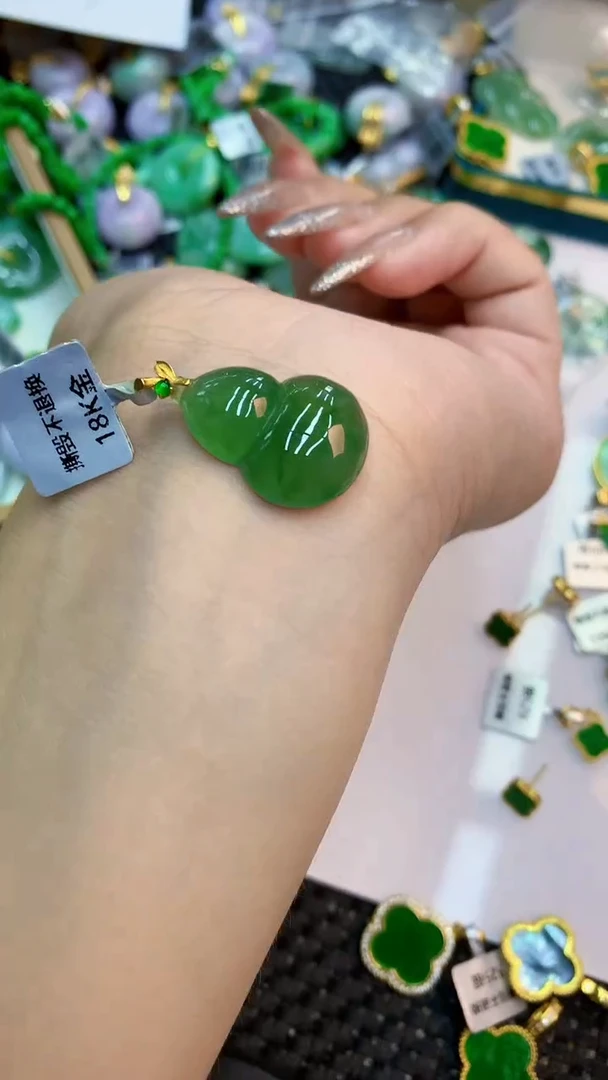 颈饰18K金镶嵌翡翠1