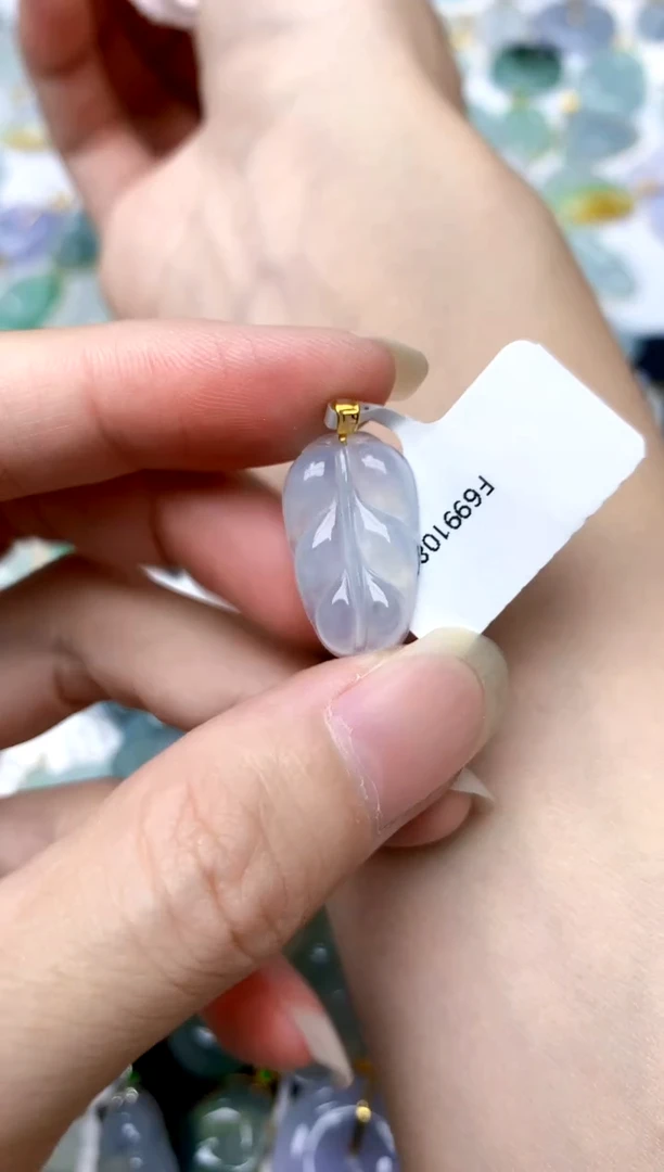 颈饰18K金镶嵌翡翠天然A货翡翠