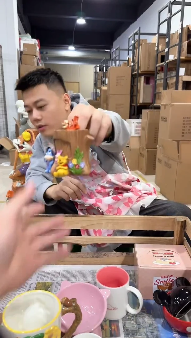 瓷片维尼树桩笔筒