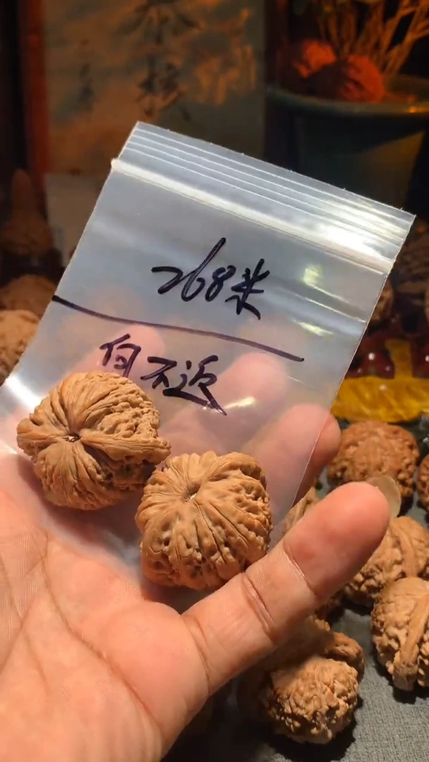 把件桃核何**.丰泰文玩  老树密文 38  尺寸左右