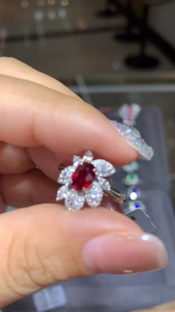 18K金镶嵌戒指红宝石1.0CT