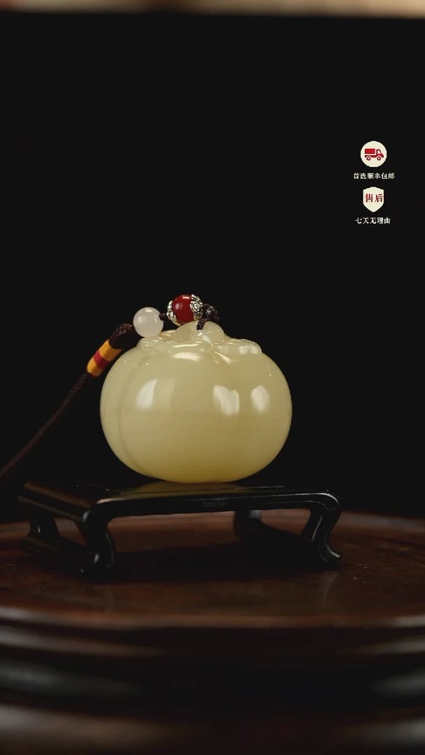 云南石竹叶青雕刻：柿柿如意手把件