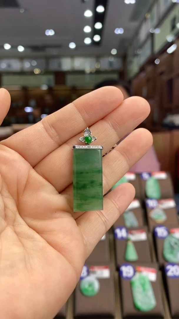 翡翠18K金镶嵌颈饰花件