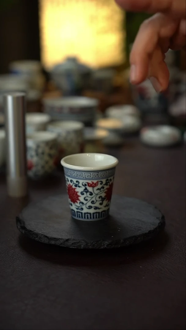 景德镇全手工手绘青花釉里红缠枝莲可乐杯