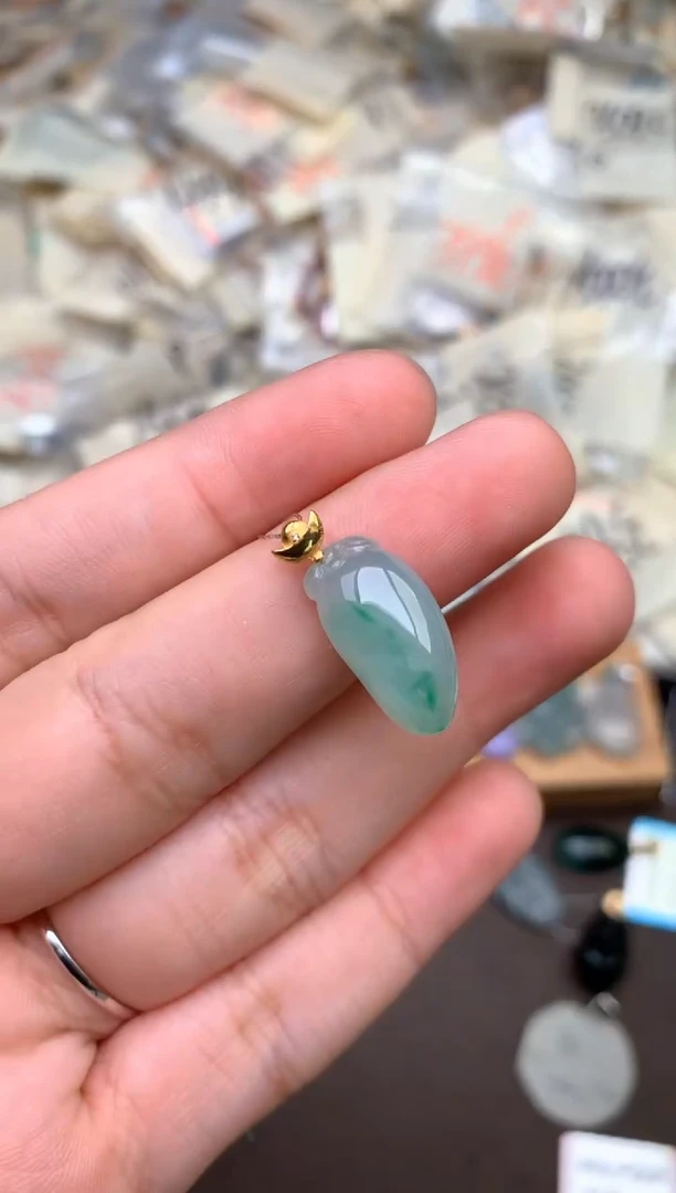 18K金镶嵌挂件翡翠 —