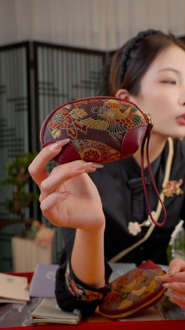 刺绣小**?非遗苏绣绒花饰品